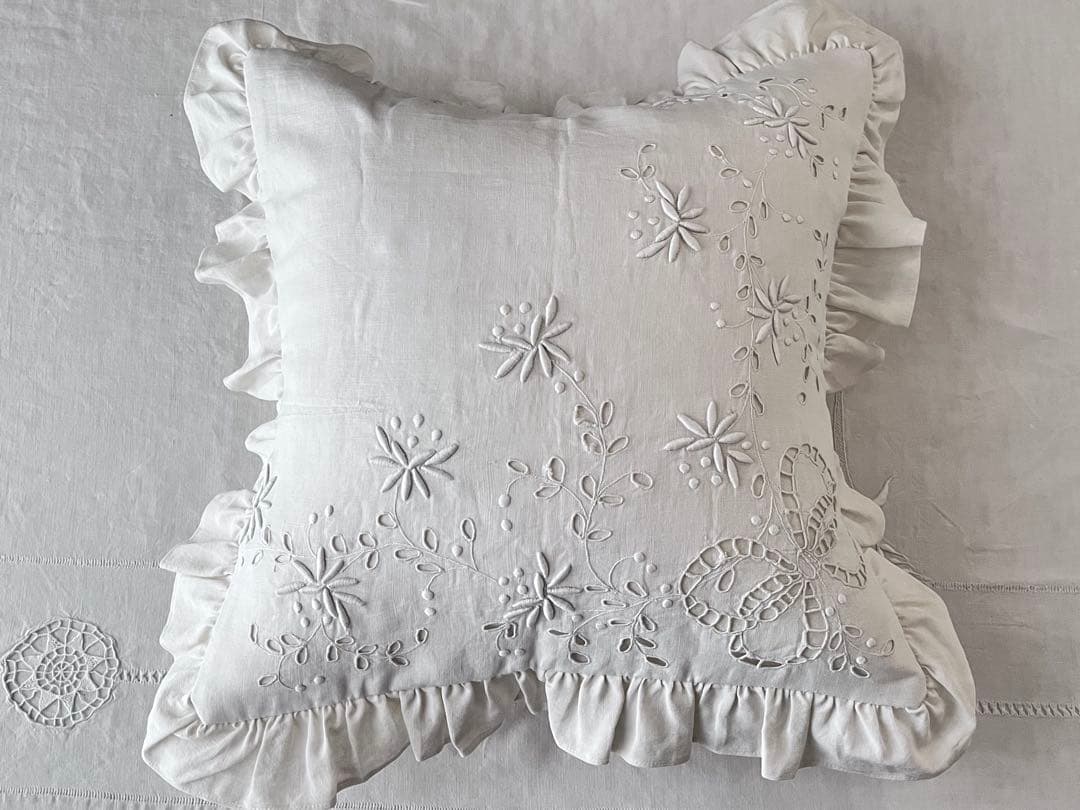 【美品】フランスアンティーク 手刺繍リボンと花模様 フリルクッションカバー