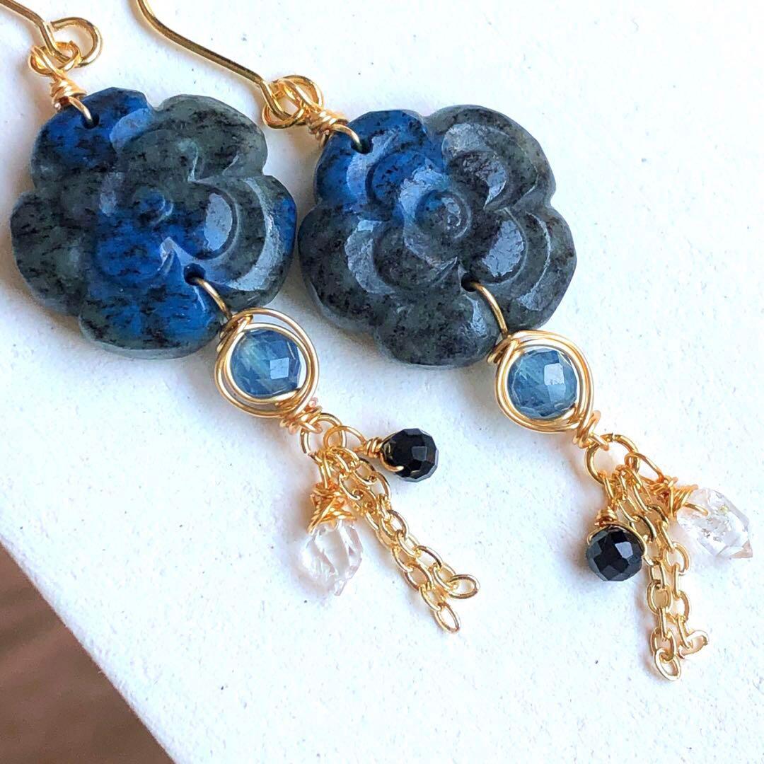 天然石④⑥ダブルフラワーカメリアカービングのピアス・トップ・ブレス14kgf