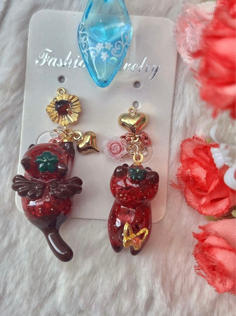 フェアリー苺チョコにゃん♡フラワーレジン　アシメ　ピアス/イヤリング✩.*˚