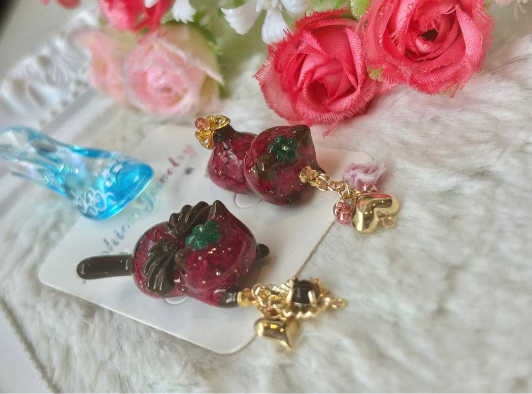 フェアリー苺チョコにゃん♡フラワーレジン　アシメ　ピアス/イヤリング✩.*˚