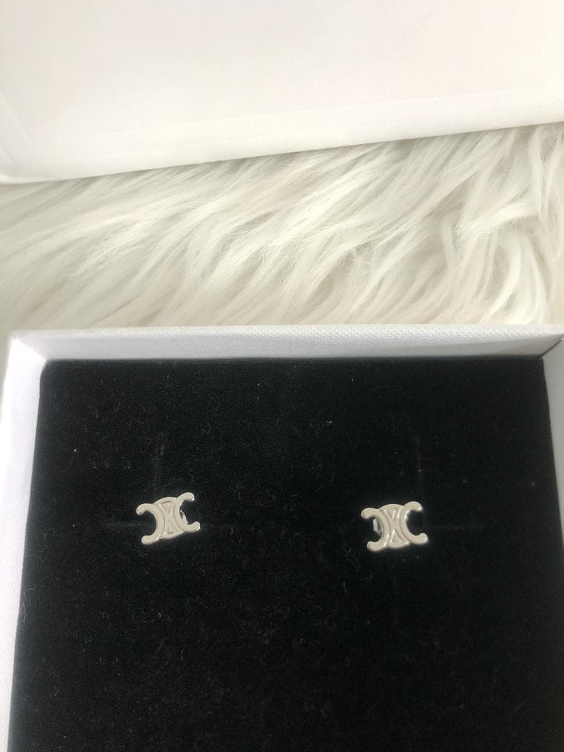 ピアス　ロゴ　シルバー　ファッション　綺麗　上品　エレガント