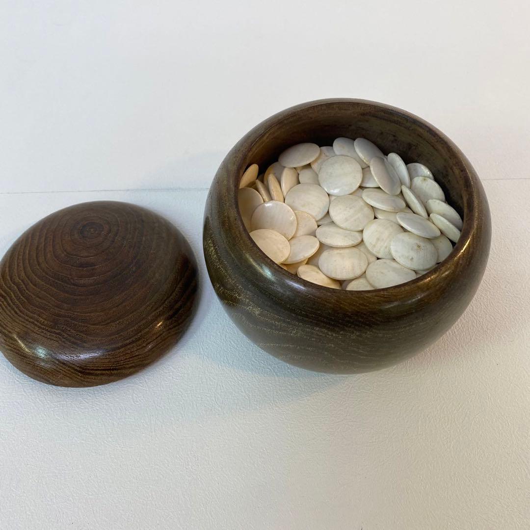 黒、白。バックギャモン。2本