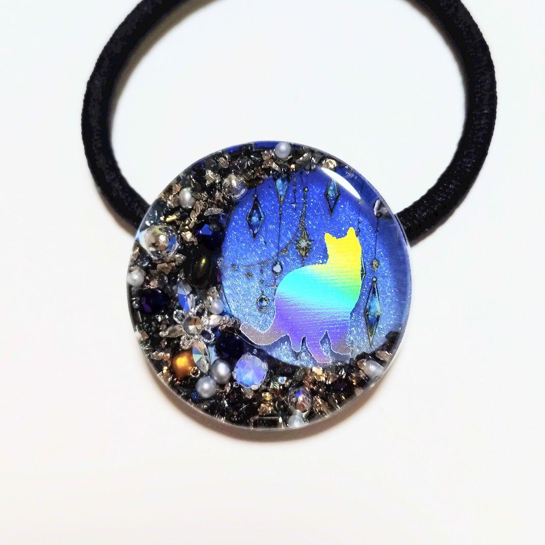 No.553　レジン ヘアゴム キーホルダー ピンバッジ オーロラ素材猫ねこ月