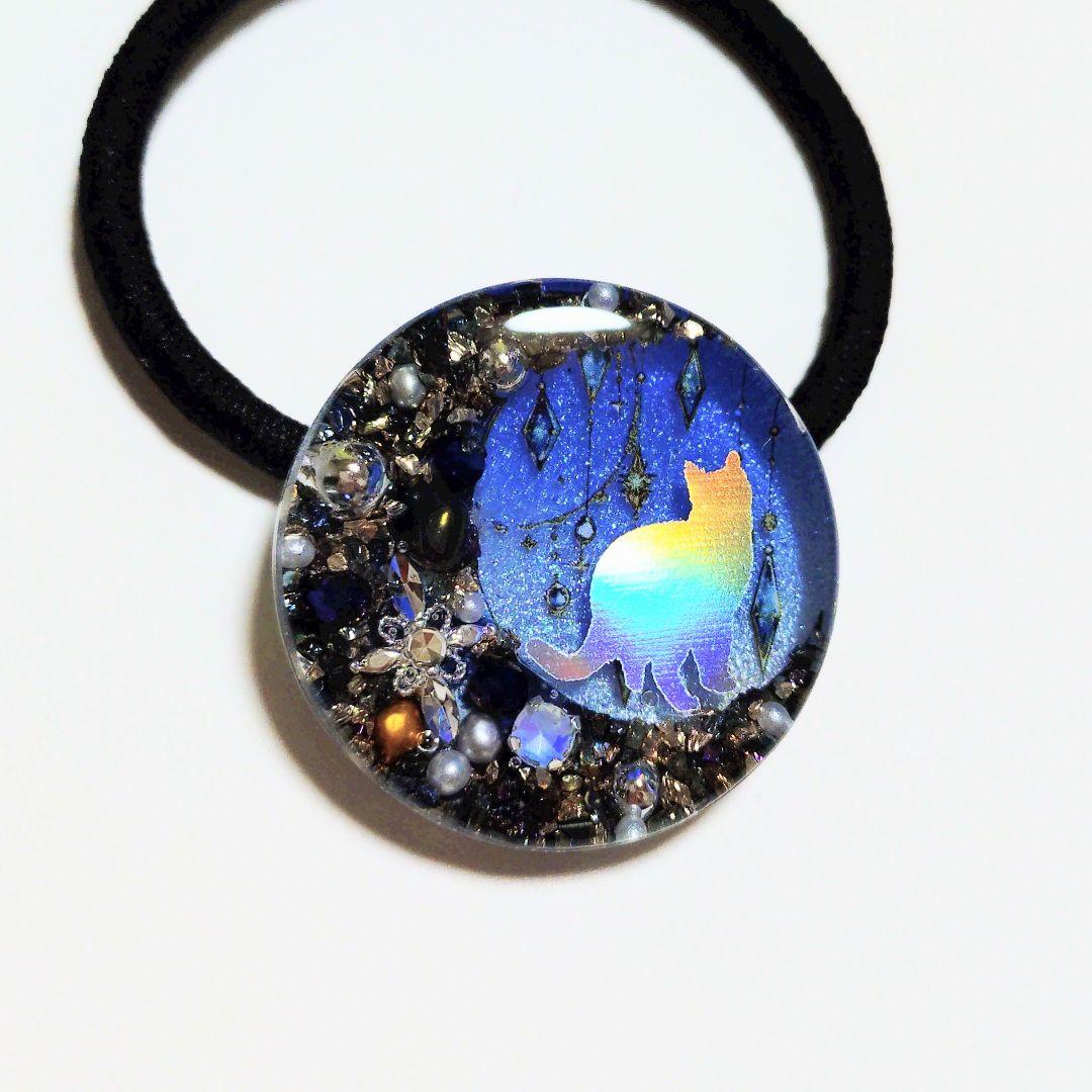 No.553　レジン ヘアゴム キーホルダー ピンバッジ オーロラ素材猫ねこ月