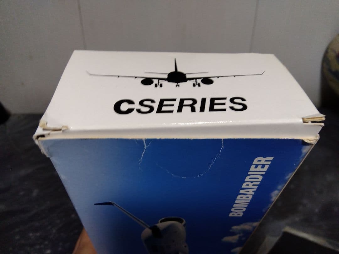 BOMBARDIER Cシリーズ CS100 模型2個セット