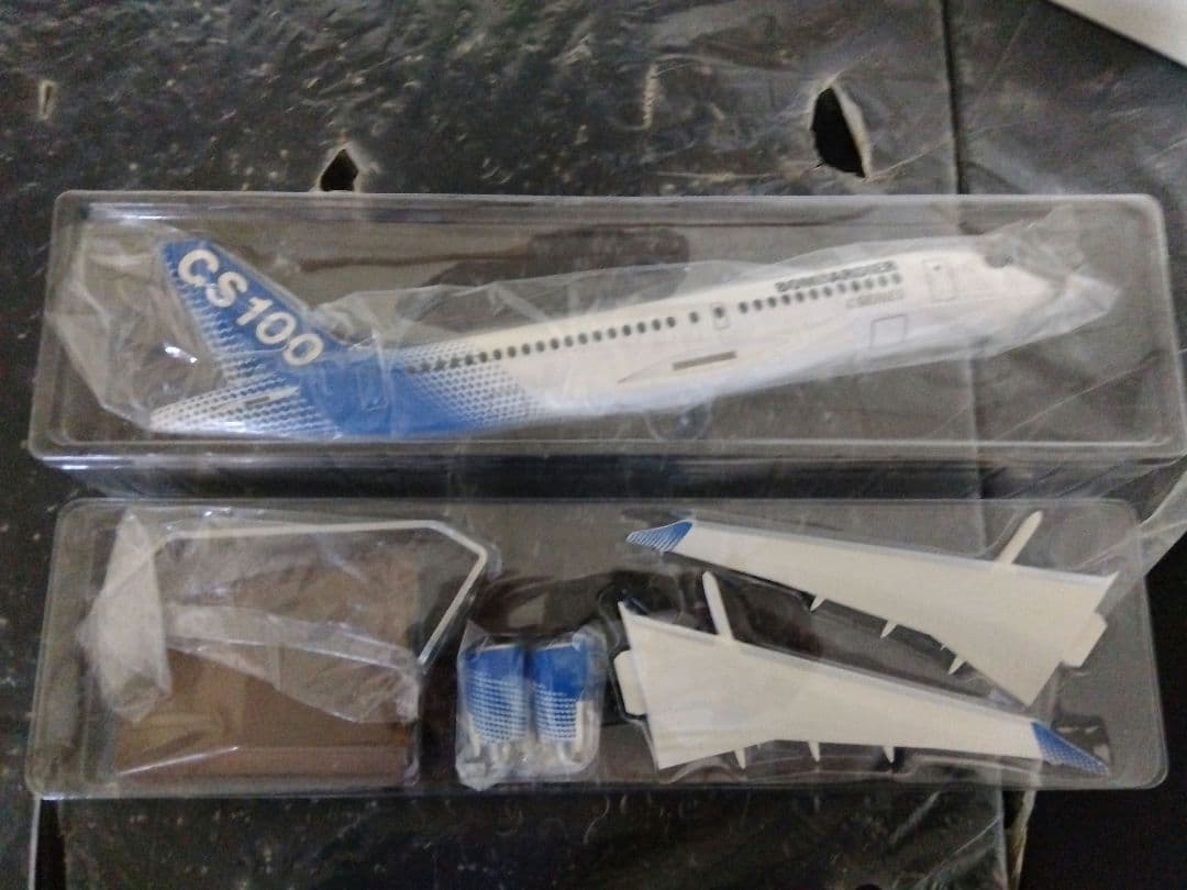 BOMBARDIER Cシリーズ CS100 模型2個セット