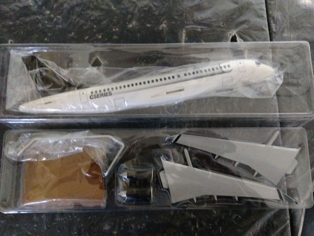 BOMBARDIER Cシリーズ CS100 模型2個セット