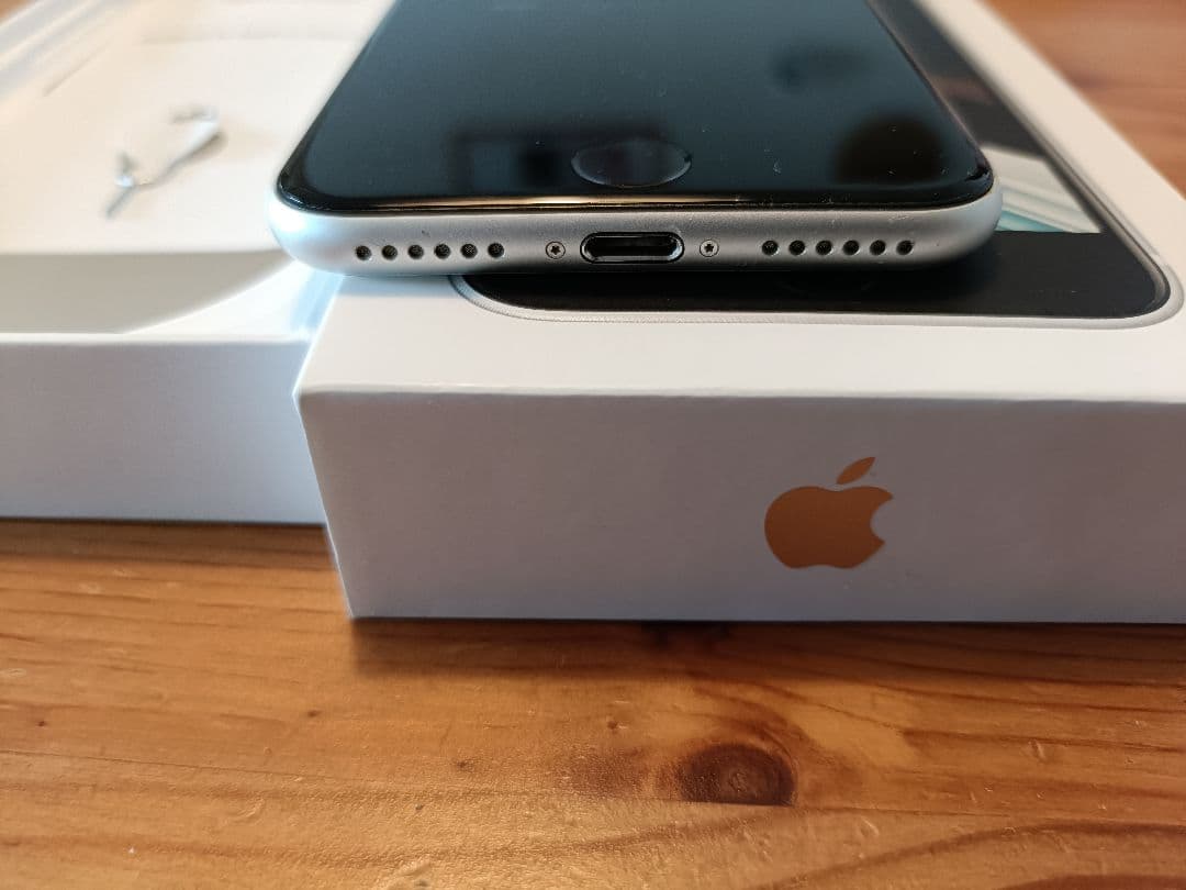 【美品】Apple iPhone SE 第二世代　ホワイト