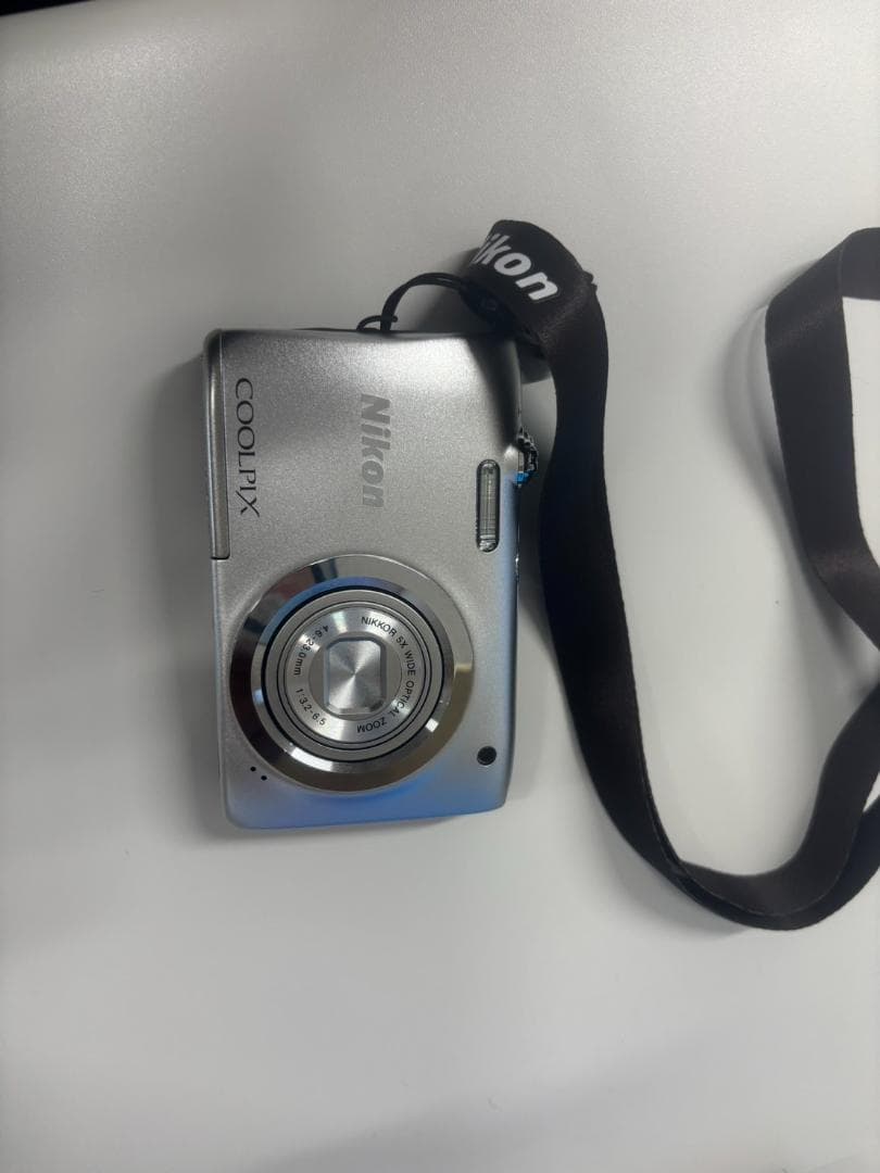 Nikon COOLPIX シルバーコンパクトデジタルカメラ
