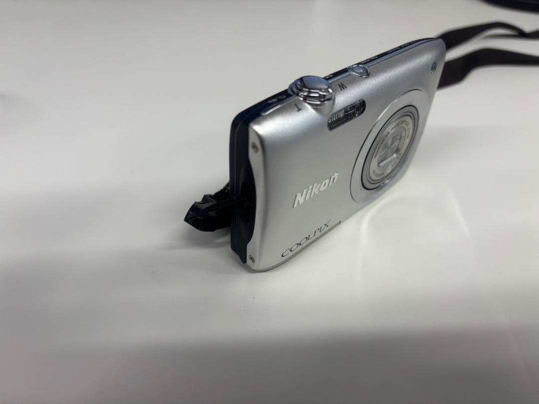 Nikon COOLPIX シルバーコンパクトデジタルカメラ