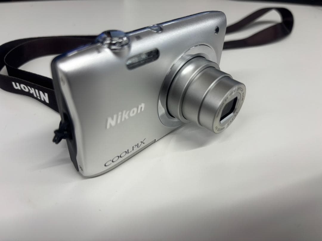 Nikon COOLPIX シルバーコンパクトデジタルカメラ