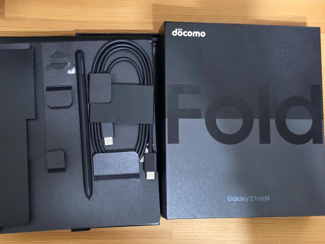 使用1年 Galaxy ZFold 4 国内版 256GB(純正カバー付き）