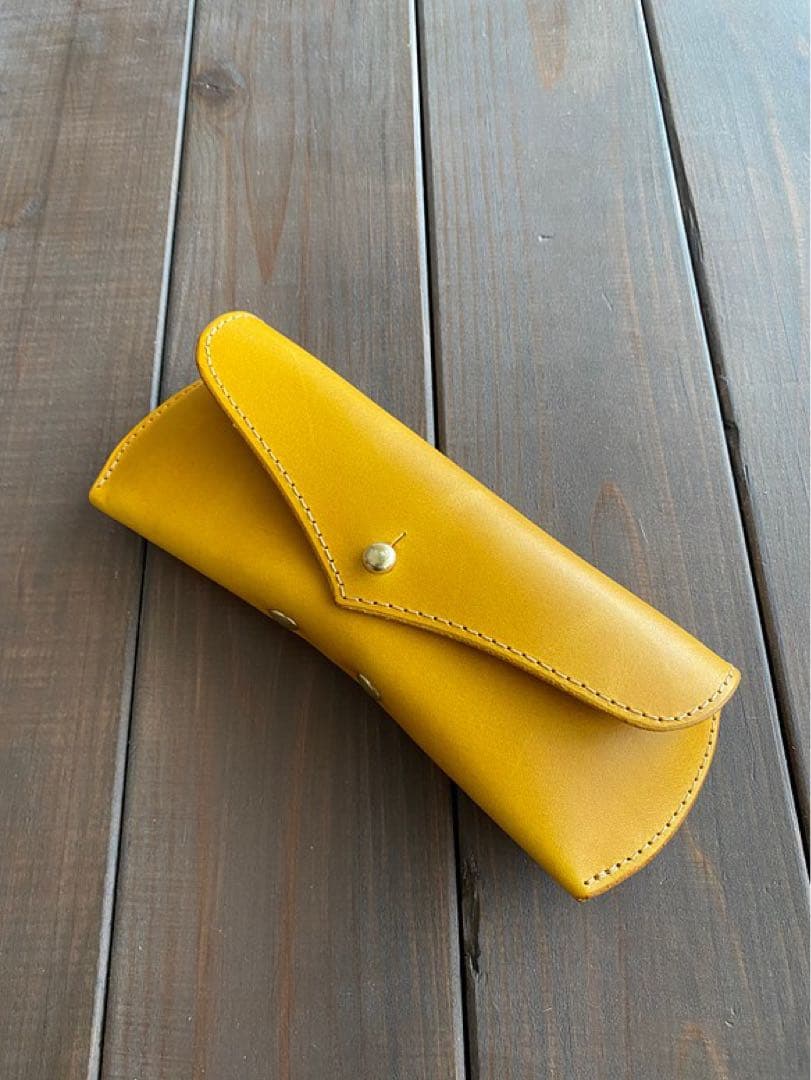 高級感のあるプレゼントにもぴったりなギボシの付いた　メガネケース 本革 名入れ