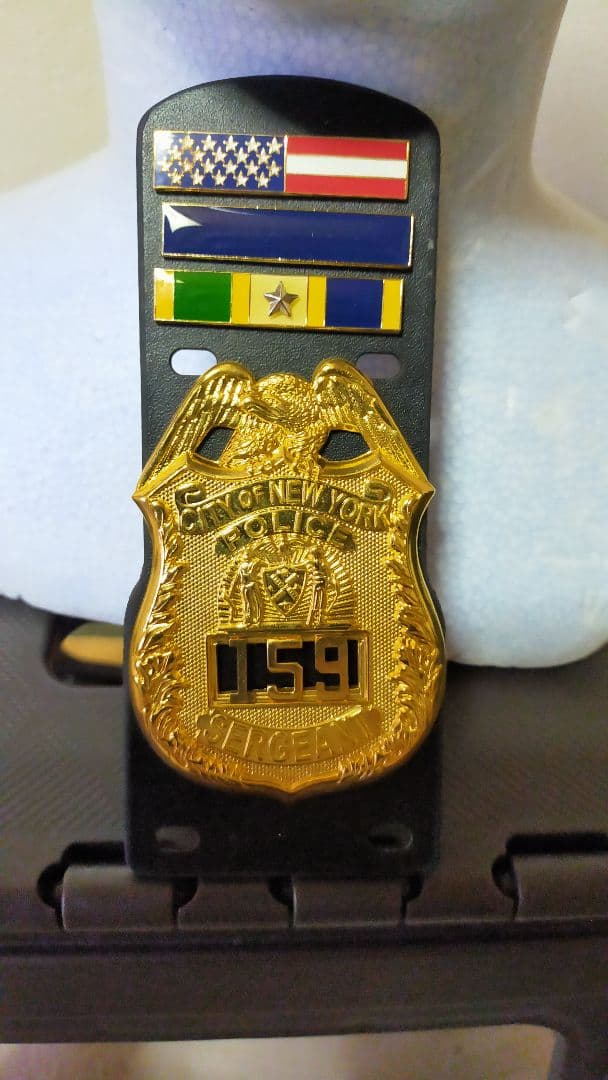 ニューヨーク市警察（NYPD）制帽とバッジ