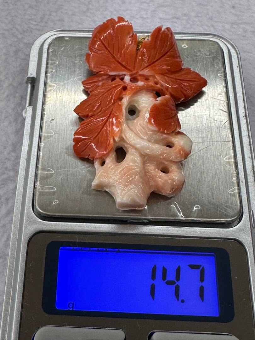 国産珊瑚　天然二色彫り花　ペンダントトップ