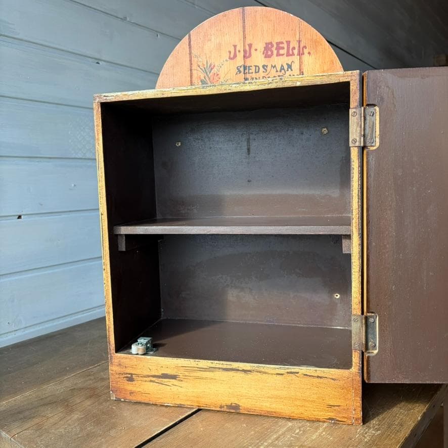 木製 ウォールキャビネット シードマン柄 扉付き収納