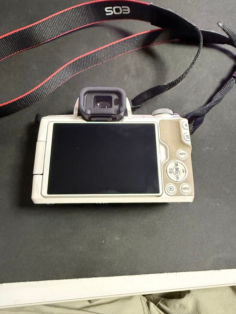 Canon EOS Kiss M ダブルズームキット（ホワイト）