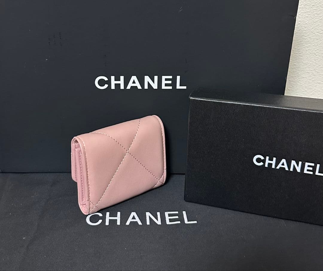 CHANELノベルティ ラムスキンレザーコンパクト財布ピンク 新品