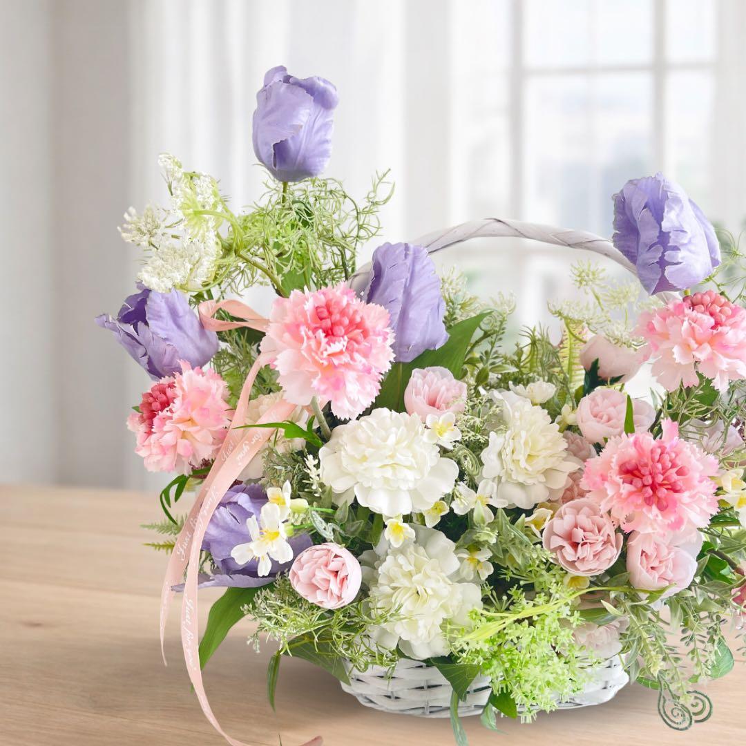 光触媒「春のささやき」チューリップとレースフラワーの揺れるバスケットアレンジ