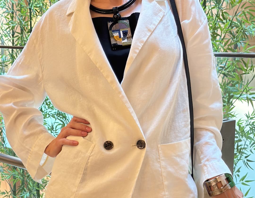 アバンギャルドスタイルのネックレス。