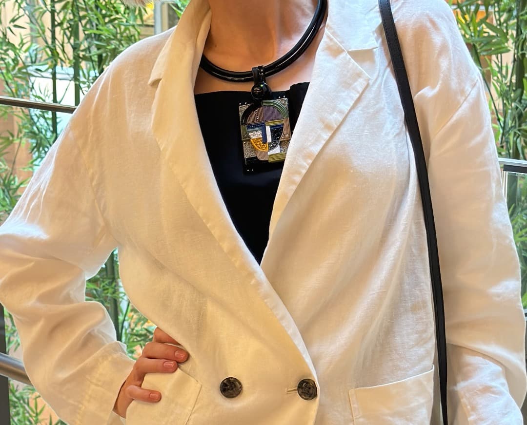 アバンギャルドスタイルのネックレス。