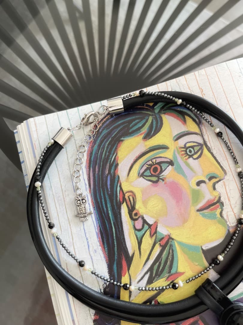 アバンギャルドスタイルのネックレス。