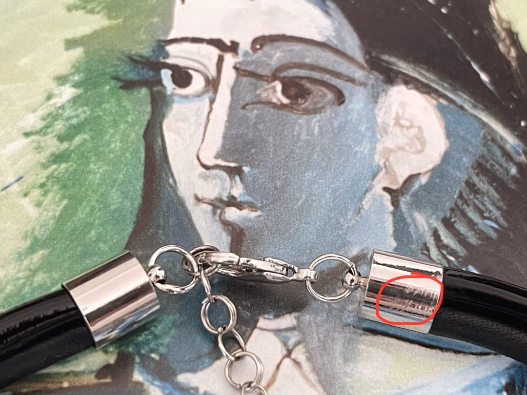 アバンギャルドスタイルのネックレス。