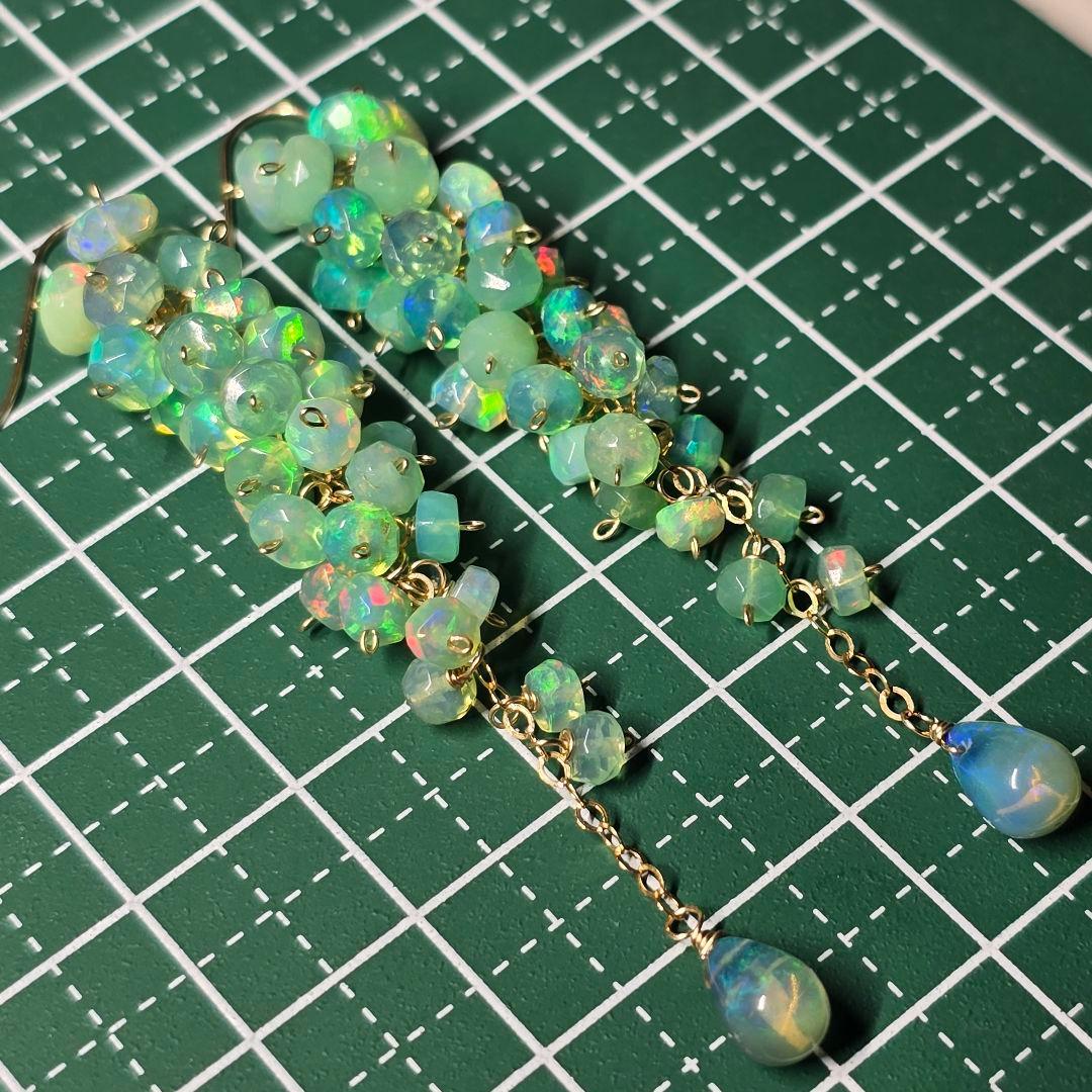 １４kgfグリーンカラーカットオパールサイズグラデーションピアス