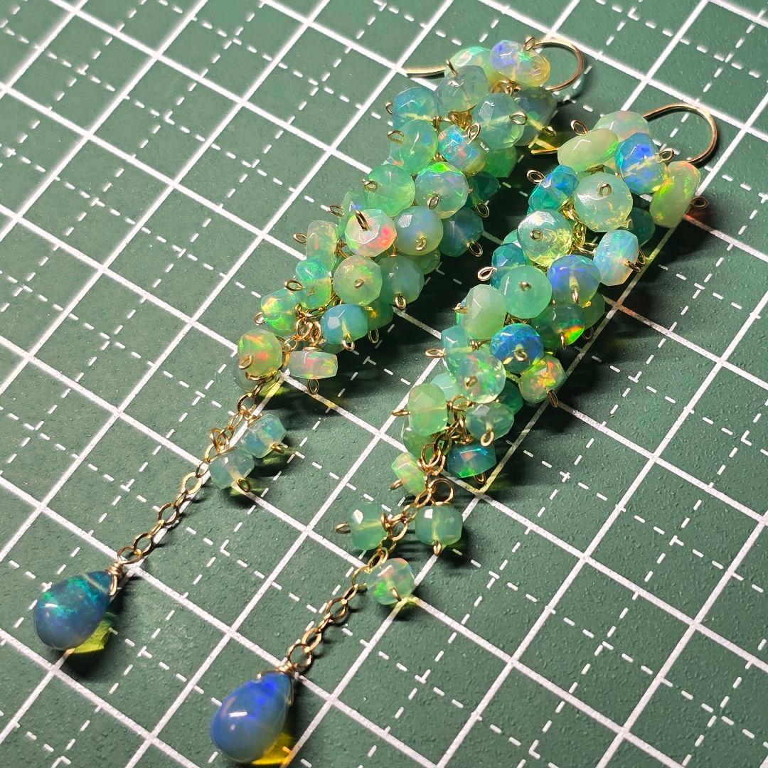 １４kgfグリーンカラーカットオパールサイズグラデーションピアス