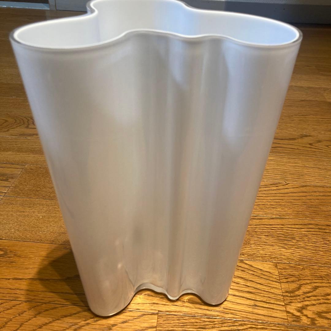 iittla 花瓶　波状の口部が特徴のホワイトフラワーベース。