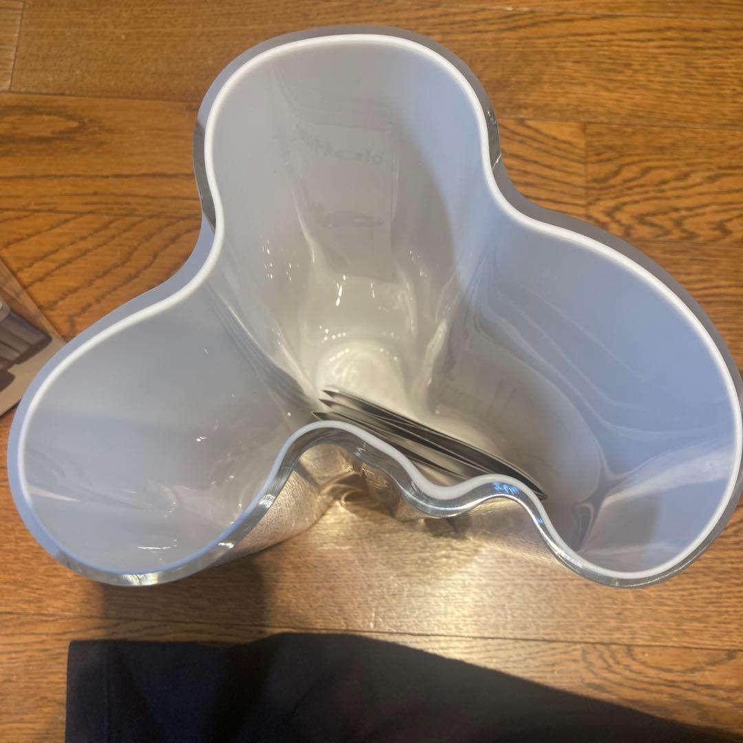 iittla 花瓶　波状の口部が特徴のホワイトフラワーベース。