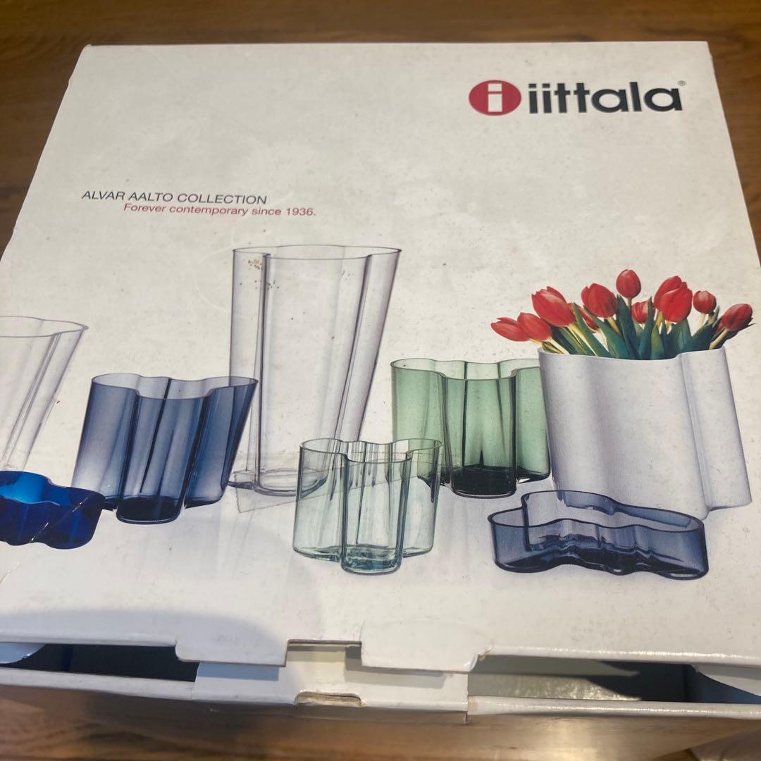 iittla 花瓶　波状の口部が特徴のホワイトフラワーベース。
