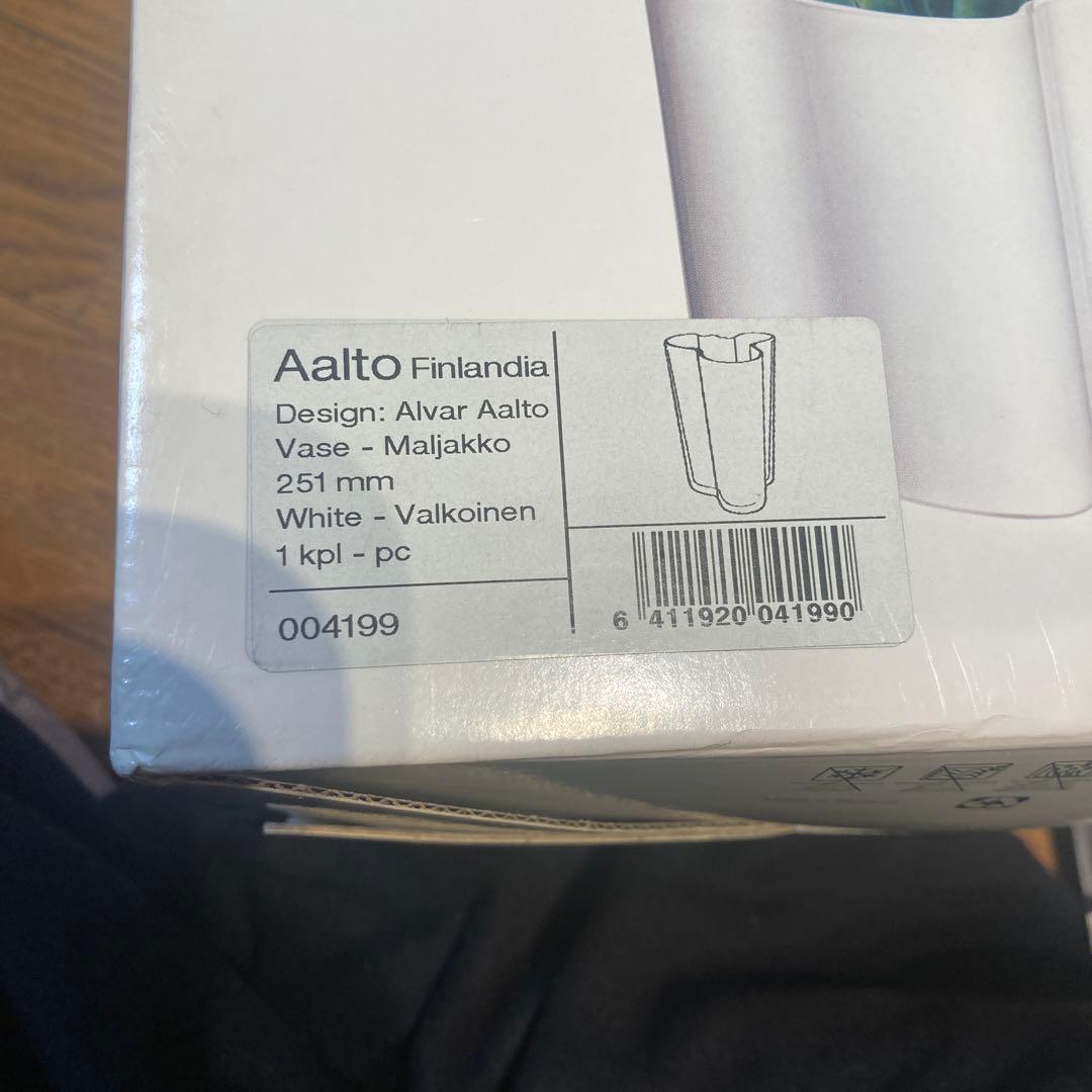 iittla 花瓶　波状の口部が特徴のホワイトフラワーベース。