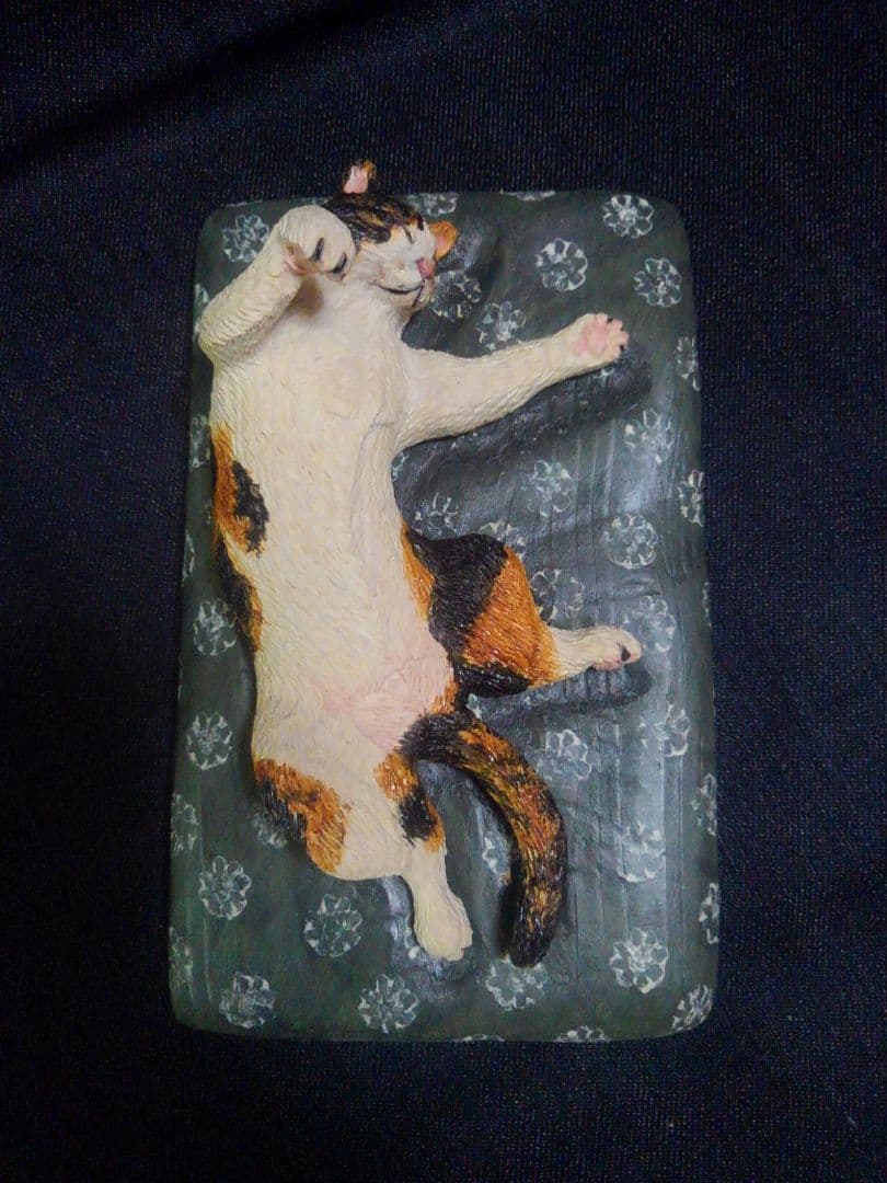 木彫りの三毛猫の置物