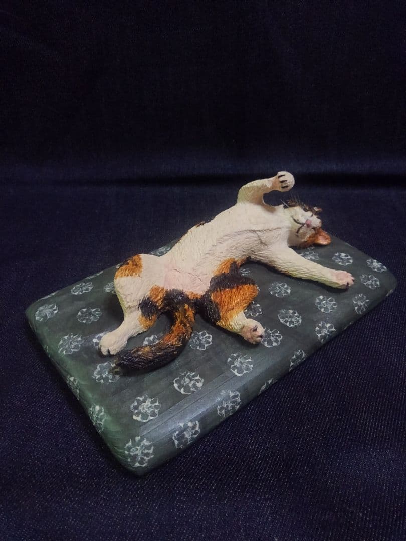 木彫りの三毛猫の置物