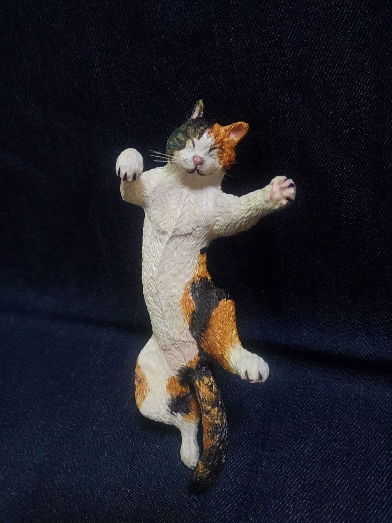 木彫りの三毛猫の置物