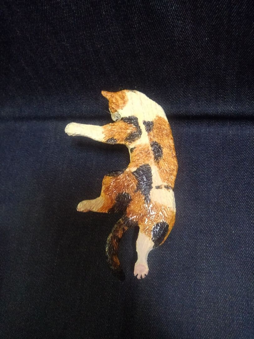 木彫りの三毛猫の置物