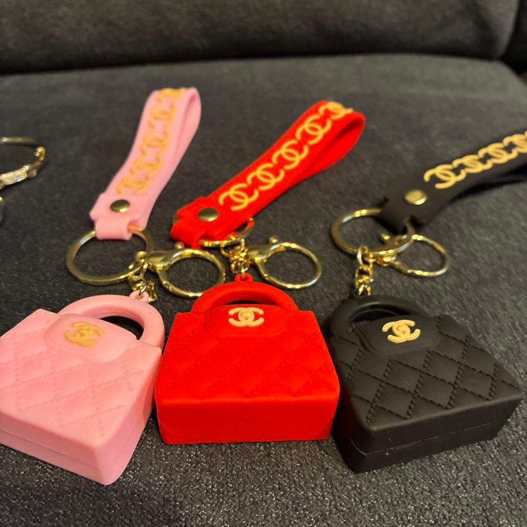 CHANEL ミニバッグ型キーホルダー3点セットとバングル2点