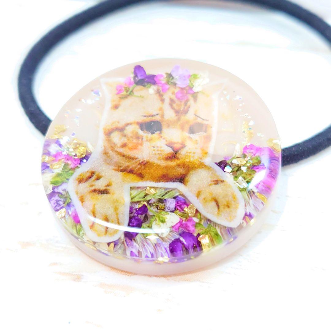 花畑で困った猫ちゃんのヘアゴム ハンドメイド レジン ベージュ 押し花 ブローチ