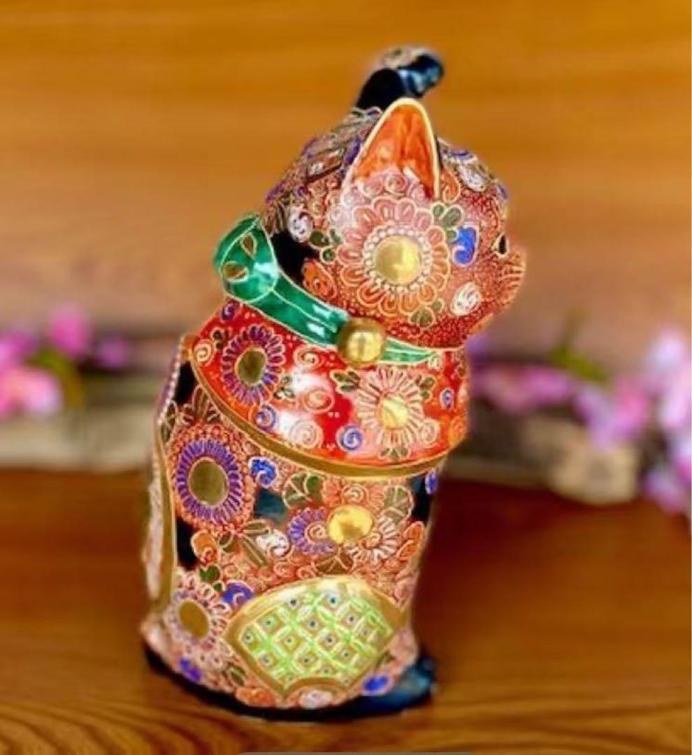 多色装飾の陶器製招き猫