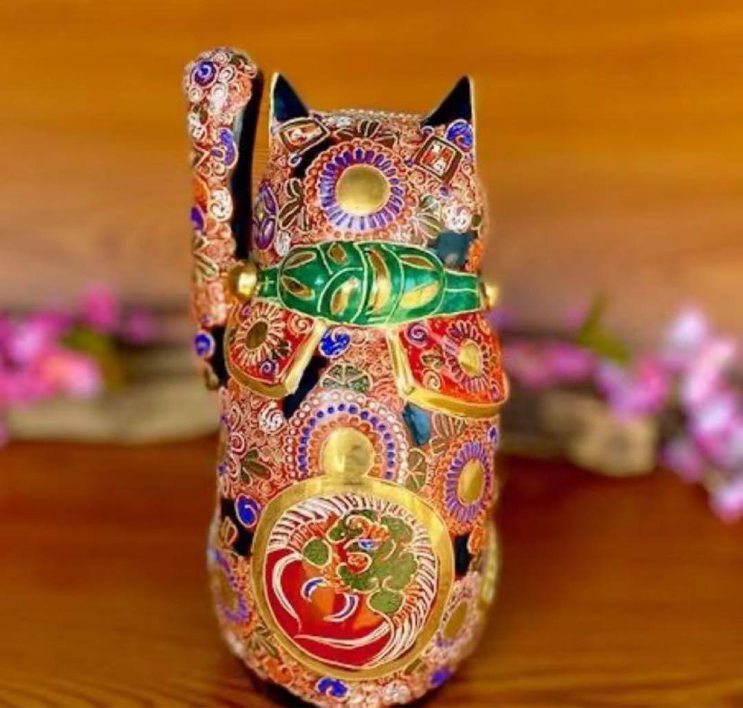 多色装飾の陶器製招き猫