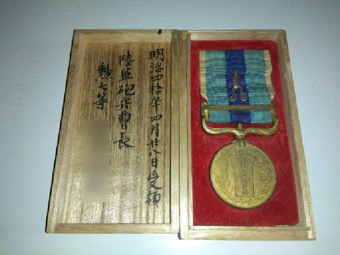 【実物】明治三十七八年従軍記章 木箱付き