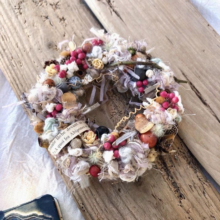 引き揃え糸と木の実のリース