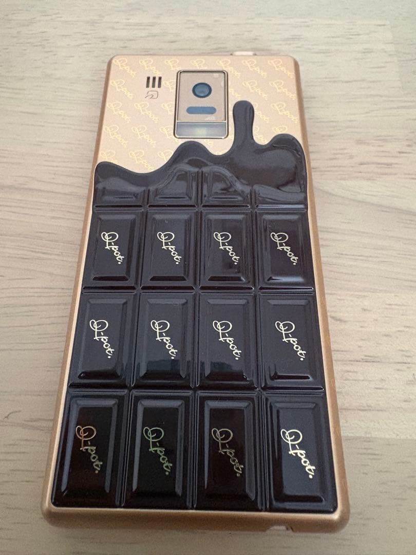 Q-pot.スマートフォン　チョコレート　ジャンク品