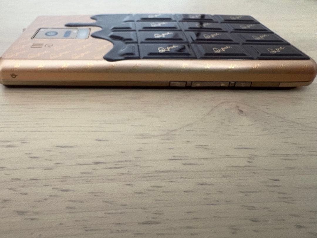 Q-pot.スマートフォン　チョコレート　ジャンク品