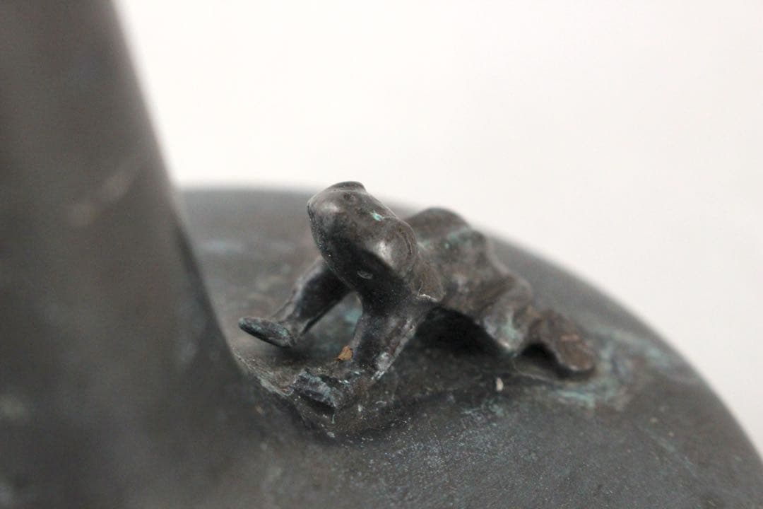 No5842 高岡銅器　蛙付平寛通形花器　高さ20cm 重量696g 送料無料