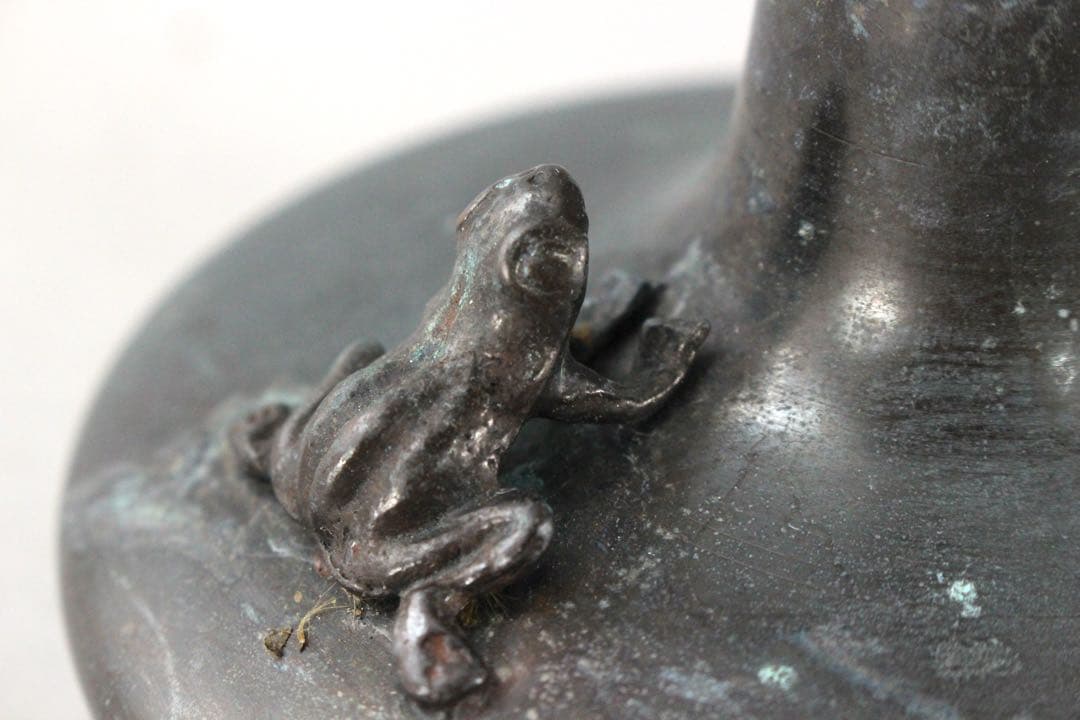 No5842 高岡銅器　蛙付平寛通形花器　高さ20cm 重量696g 送料無料