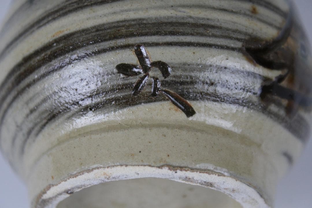 壺屋焼 人間国宝 金城次郎 作　刷毛目魚文徳利