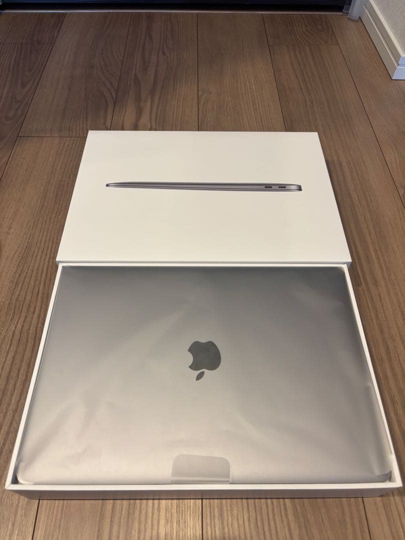 【美品】MacBook Air 2020　付属品未使用、保護フィルム付き