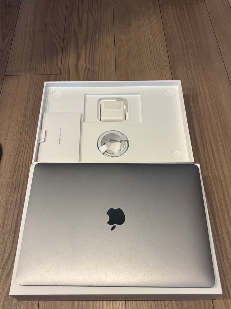 【美品】MacBook Air 2020　付属品未使用、保護フィルム付き